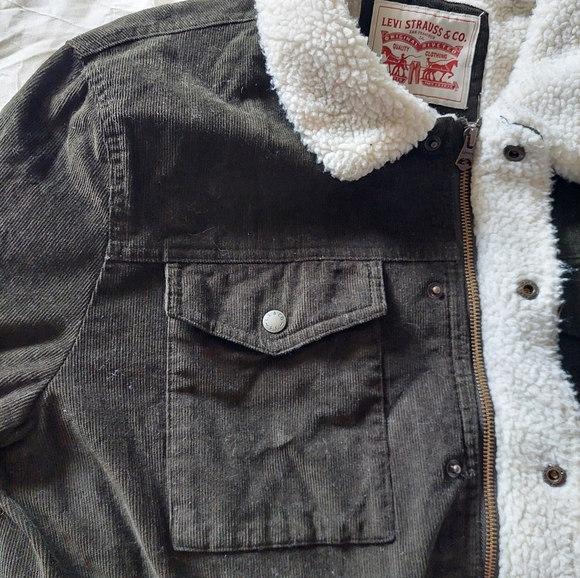 [SOLD] Unisex Levi's Vintage Corduroy Jacket with Sherpa Lining - Picture 6 of 12
